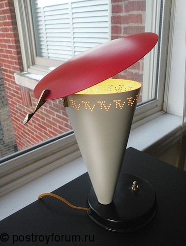 Белая конусная лампа с красной крышей