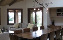 Интерьер столовой с использованием светлых тонов и деревянных текстур